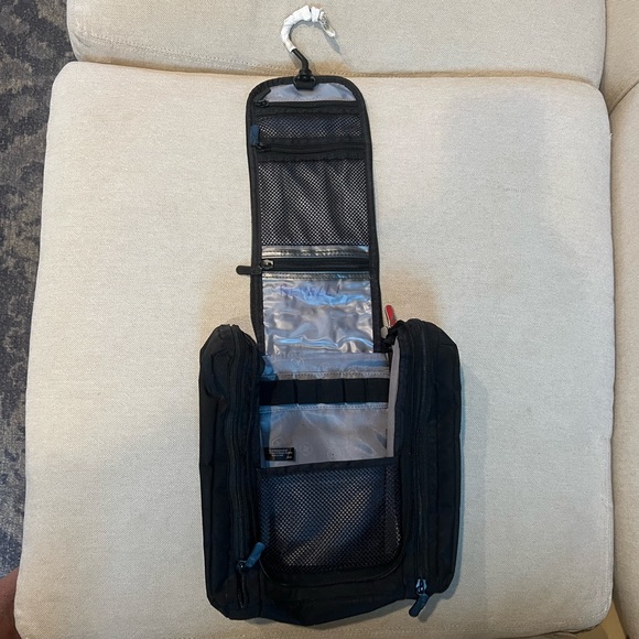 Swissgear Vertical Hanging Toiletry Kit -Like-New - Picture 11 of 13